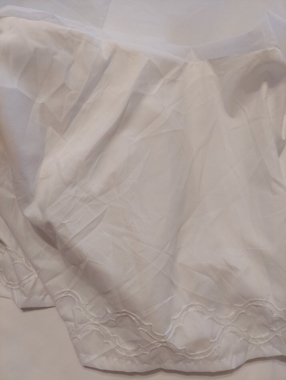 NWOT Better Homes & Gardens White Bedskirt, Queen/Full, Adjustable, Lightweight - Picture 3 of 7